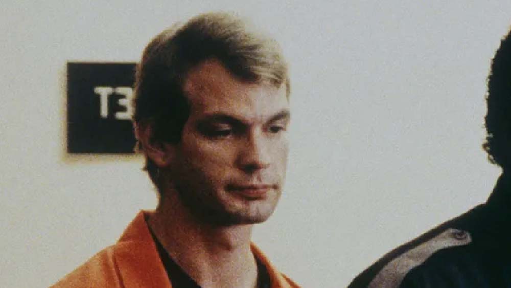 কখনও কোনও পুরুষের যৌনাঙ্গ, কখনও বা তাদের খুলি, চামড়া, কখনও বা বুকের কিছু অংশ— নিজের কাছে যত্ন করে রেখে দিত জেফরি। বহু বার যাবজ্জীবন কারাদণ্ড হয়েছে তার। কিন্তু প্যারোলে ছাড়া পেয়ে সে আবার একই ভাবে খুন করেছে।