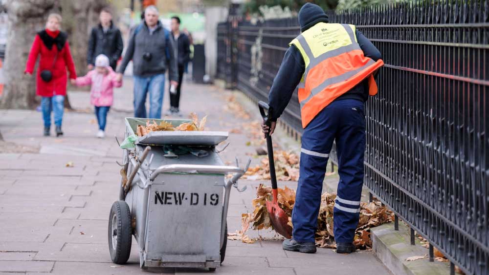 ১৯৮২ সালে দিমিত্রি এবং ১৯৭৫ সালে জন্ম নাতালিয়ার। কিছু সময়ের জন্য নাতালিয়া একটি স্থানীয় সেনা স্কুল সাফাইকর্মীর কাজ করতেন। মদ্যপানের অভ্যাস থাকার কারণে তাঁকে সেই স্কুল থেকে বরখাস্ত করা হয়।