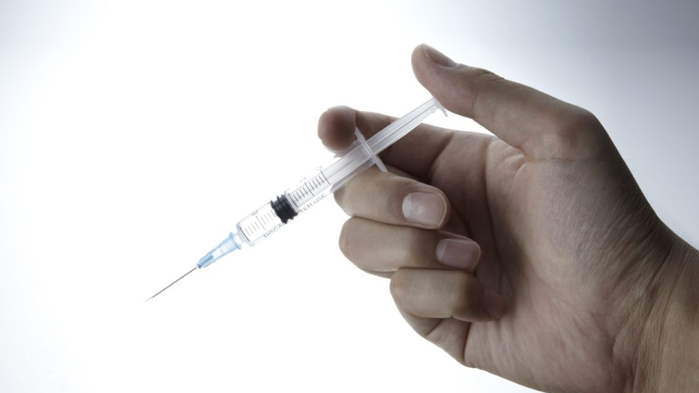 মমি তৈরির প্রক্রিয়ায় প্রথমে মৃতের শিরা ও ধমনীতে তার্পিন তেল এবং সিঁদুরের মিশ্রণ ইঞ্জেকশন দিয়ে ঢুকিয়ে দেওয়া হত। এর পর বার করে নেওয়া হত দেহের ভিতরের অঙ্গগুলি। মৃতের রক্ত যথাসম্ভব বার করে গোটা দেহটিকে মদ দিয়ে পরিষ্কার করে নেওয়া হত।