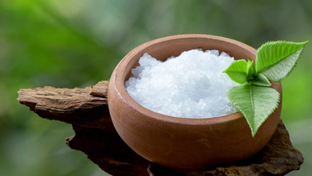 দ্বিতীয় পর্যায়ে পরিষ্কার-পরিচ্ছন্ন দেহের যাবতীয় খোলা অংশ বুজিয়ে ফেলা হত। সে জন্য কর্পূর, পটাশিয়াম নাইট্রেটের খনিজ রূপ বা নাইটার এবং ধূপ দিয়ে এক প্রকারের মিশ্রণ কাজে আসত। এর পর দেহটি সেলাই করে কর্পূর মাখিয়ে বাকি খোলা অংশগুলি বন্ধ করে দেওয়া হত।