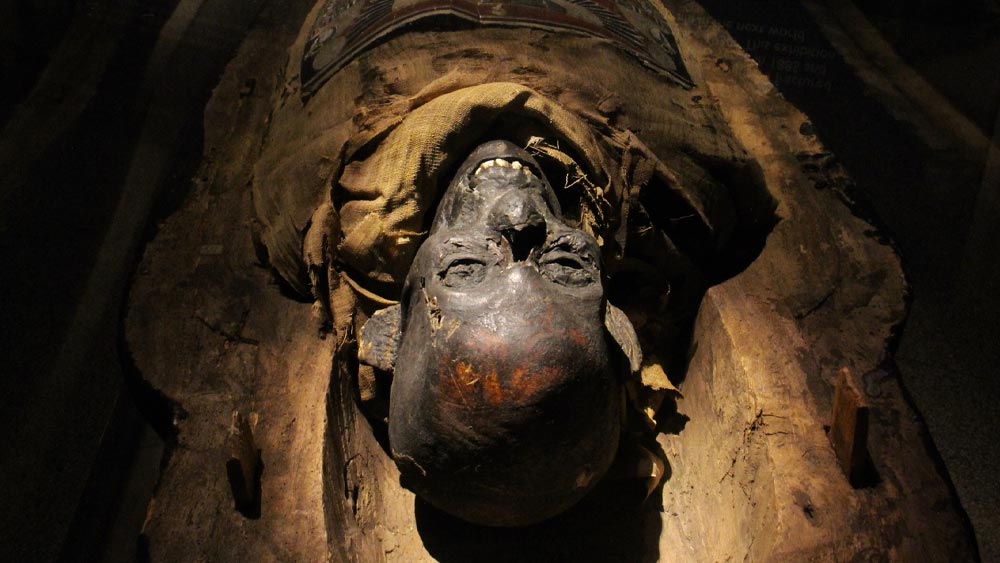 তৃতীয় এবং শেষ পর্যায়ে গোটা দেহে সুগন্ধি তেল মাখিয়ে সেটিকে বাক্সবন্দি করা হত। যে বাক্সে দেহটি রাখা হত, তাতে আগে থেকে প্লাস্টার অব প্যারিস ভরা থাকত। যাতে দেহটি শুষ্ক থাকে। তা সংরক্ষণের জন্য মাঝেমধ্যে আলকাতরাও ব্যবহার করা হত। হানার দেহটি এ ভাবে মমি হিসাবে সংরক্ষিত ছিল বলে দাবি।