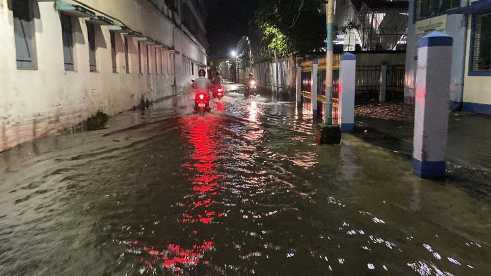 সমস্যায় সাধারণ মানুষ।