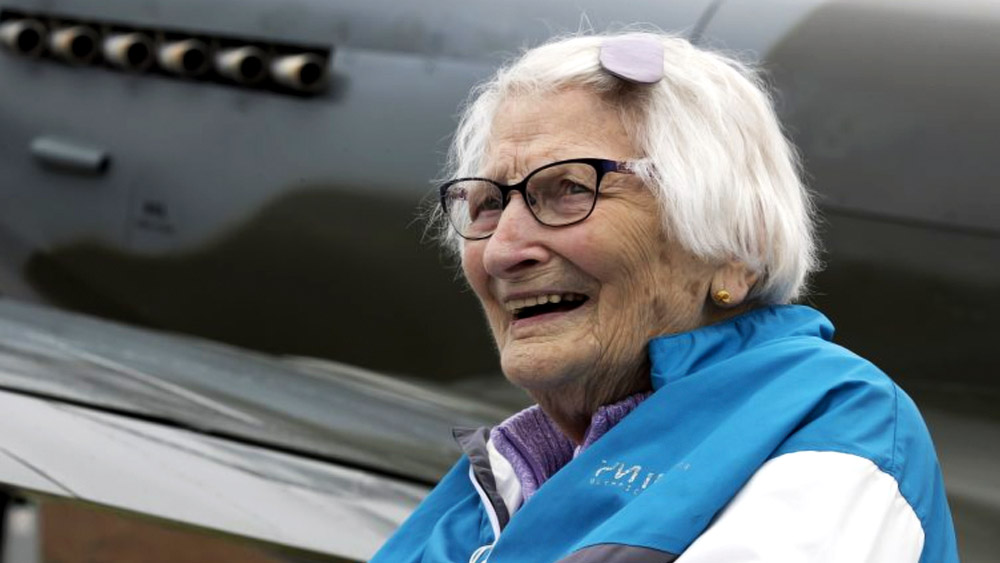 ১৫ অগস্ট, ১০৪তম জন্মদিনের ঠিক দু’সপ্তাহ আগে মারা গেলেন ব্রিটেনের বিমানচালিকা জে এডওয়ার্ডস। দ্বিতীয় বিশ্বযুদ্ধের সময় ব্রিটেনের বিমানবাহিনী ‘রয়্যাল এয়ার ফোর্স (র‌্যাফ)’-এর জন্য জীবনের ঝুঁকি নিয়ে যুদ্ধবিমান পৌঁছনো বিমানচালিকাদের মধ্যে তিনি ছিলেন অন্যতম।