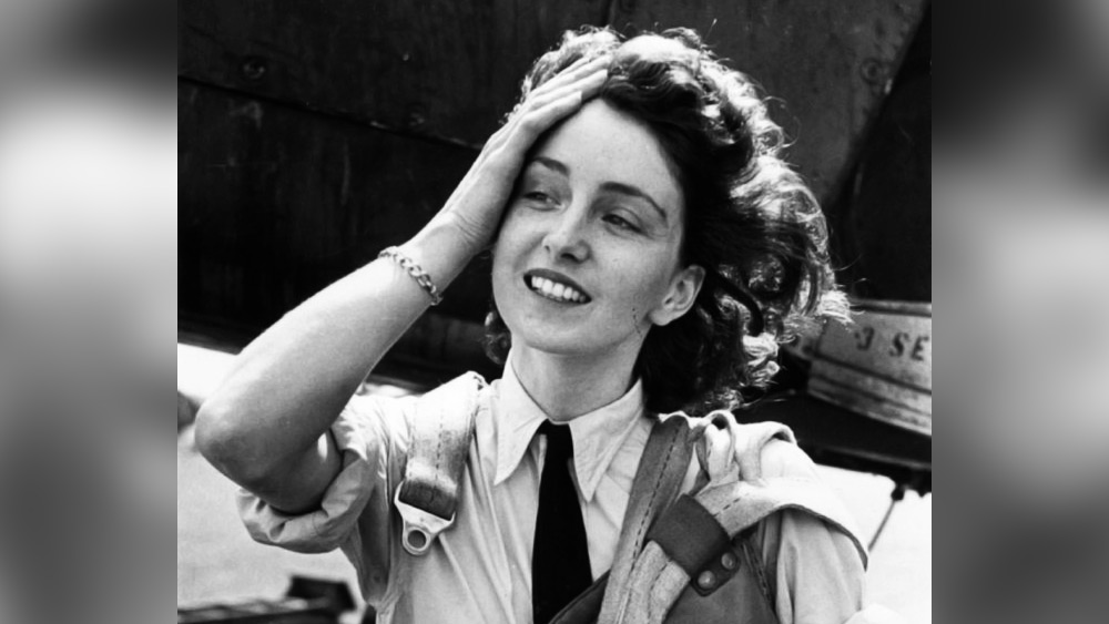 জে ছিলেন ব্রিটেনের অসামরিক বিমান চলাচল সংস্থা ‘এয়ার ট্রান্সপোর্ট অক্সিলিয়ারি (এটিএ)’-এর বিমানচালিকা। দ্বিতীয় বিশ্বযুদ্ধের সময় এই সংস্থা ব্রিটেনের হয়ে যুদ্ধবিমান সরবরাহের কাজ করতে শুরু করে।