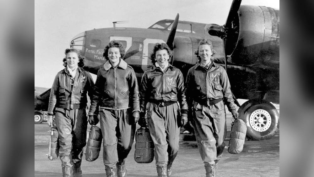 মাত্র ২১ বছর বয়স থেকে ব্রিটেন জুড়ে র‌্যাফ ঘাঁটিগুলিতে যুদ্ধবিমান পরিবহণ শুরু করেন জে। জার্মানির বিমানবাহিনী ‘লুফৎওয়াফ’-এর সঙ্গে লড়াই করার জন্য এই যুদ্ধবিমানগুলি কাজে লাগাত ব্রিটেনের বায়ুসেনা।