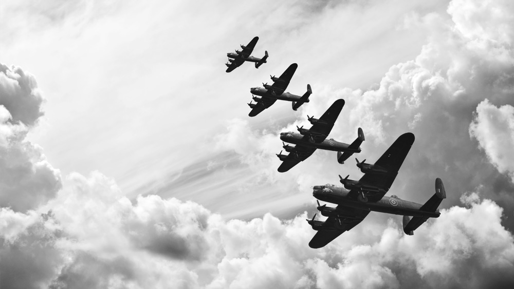 দ্বিতীয় বিশ্বযুদ্ধ চলাকালীন এটিএ সংস্থা ব্রিটেনের বায়ুসেনার হয়ে মোট তিন লক্ষ বিমান সরবরাহ করেছিল। এর মধ্যে ১০০-রও বেশি অভিযানে ছিলেন জে। দু’টি বিমান দুর্ঘটনার হাত থেকে অল্পের জন্য রক্ষাও পান জে।