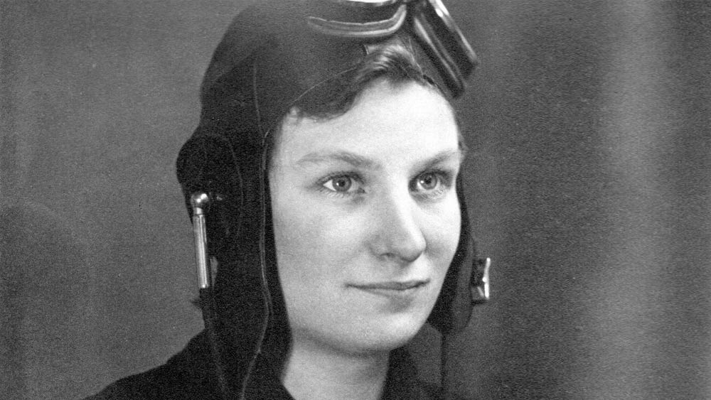 প্রশিক্ষণের সময় এক বার তাঁর বিমান গাছের সঙ্গে ধাক্কা খায়। এই দুর্ঘটনায় তাঁর একটি দাঁতও ভেঙে যায়। পরে একটি প্রশিক্ষণ বিমান চালানোর সময় তাঁর বিমানে গোলযোগ দেখা দেয়। সে বারও তিনি প্রাণে বেঁচে যান।