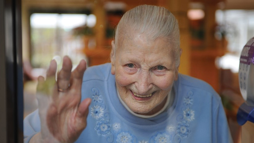 যুদ্ধের পর জে কানাডার ভ্যাঙ্কুভারে চলে আসেন। এক জন শিক্ষক হিসাবে নতুন জীবন শুরু করেন। বিল নামক এক কাঠুরেকে বিয়েও করেন। পরে তাঁদের একটি ছেলে হয়।