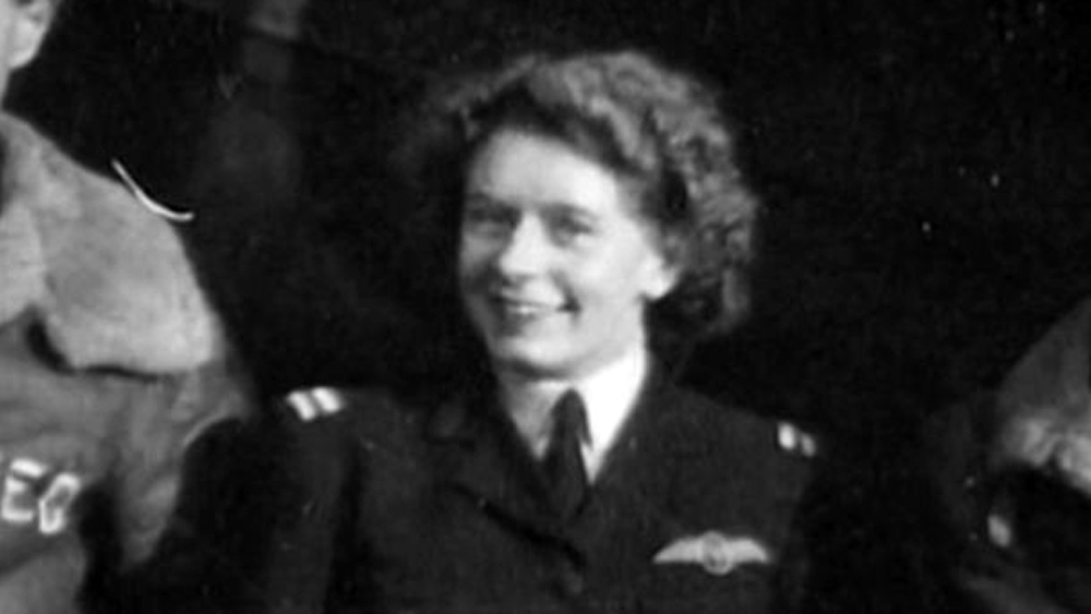 ১৯৪০ সালে এটিএ মহিলাদের বিমানচালনার জন্য নিয়োগ শুরু করে। কিন্তু সেই সময় বিমানচালিকাদের বেতন বিমানচালকদের তুলনায় ২০ শতাংশ কম ছিল। এই বিমানচালিকাদের বিভিন্ন সময়ে র‌্যাফ-এর ঊর্ধ্বতন কর্মকর্তাদের যৌন হেনস্থার সম্মুখীন হতে হয়েছিল বলেও অভিযোগ উঠেছিল।