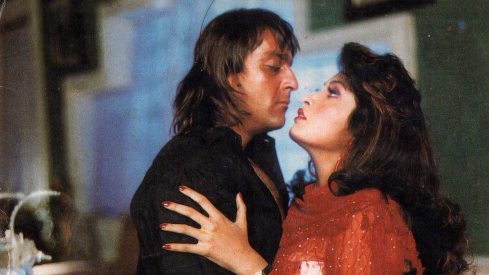 একই বছর সঞ্জয় দত্তের সঙ্গে ‘খলনায়ক’ ছবিতে কাজ করতে দেখা যায় নায়িকাকে।