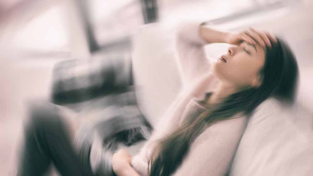 এক সময় দাপিয়ে বেড়ানো ২৮ বছর বয়সি লিন্ডসে রোগের তাড়নায় দিনের বেশির ভাগ সময়ই শয্যাশায়ী থাকেন। সারা দিনের যাবতীয় কাজে তাঁকে সাহায্য করেন তাঁর স্বামী। মূলত স্নান করার সময়ই বিছানা ছাড়েন লিন্ডসে। তবে স্নানও করতে হয় মেঝেতে বসেই।