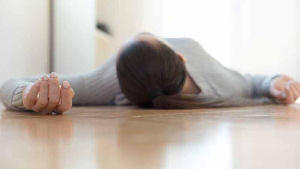 কেন এমন অবস্থা হল লিন্ডসের? কেনই বা সারা দিনে ১০ বার জ্ঞান হারাতে হয় তাঁকে? কী সেই বিরল রোগ?