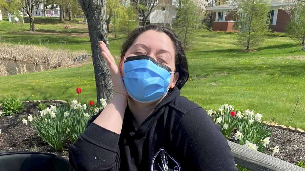 ‘পোস্টুরাল অর্থোস্ট্যাটিক টাকাইকার্ডিয়া সিন্ড্রোম’ আসলে কী? এই রোগে আক্রান্ত কোনও মানুষ দাঁড়িয়ে থাকলে তাঁর শরীরে রক্তের ঘনত্ব কমে যায়। শুয়ে থাকার পরে উঠে দাঁড়ালেই তাঁর মাথা ঘুরতে থাকে। সাধারণত ১৫ থেকে ৫০ বছর বয়সি মহিলাদের মধ্যেই এই রোগ বেশি দেখা যায়।