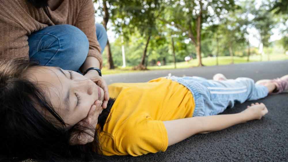 লিন্ডসে দাঁড়িয়ে থাকলে মাধ্যাকর্ষণ শক্তির প্রভাবে বাকিদের মতোই তাঁর শরীরের রক্তও পেট, হাত এবং পায়ের দিকে চলে আসে। স্বাভাবিক রক্তপ্রবাহ বজায় রাখার জন্য এটি একটি স্বয়ংক্রিয় শারীরিক প্রক্রিয়া। কিন্তু লিন্ডসের জন্য তা স্বাভাবিক নয়।