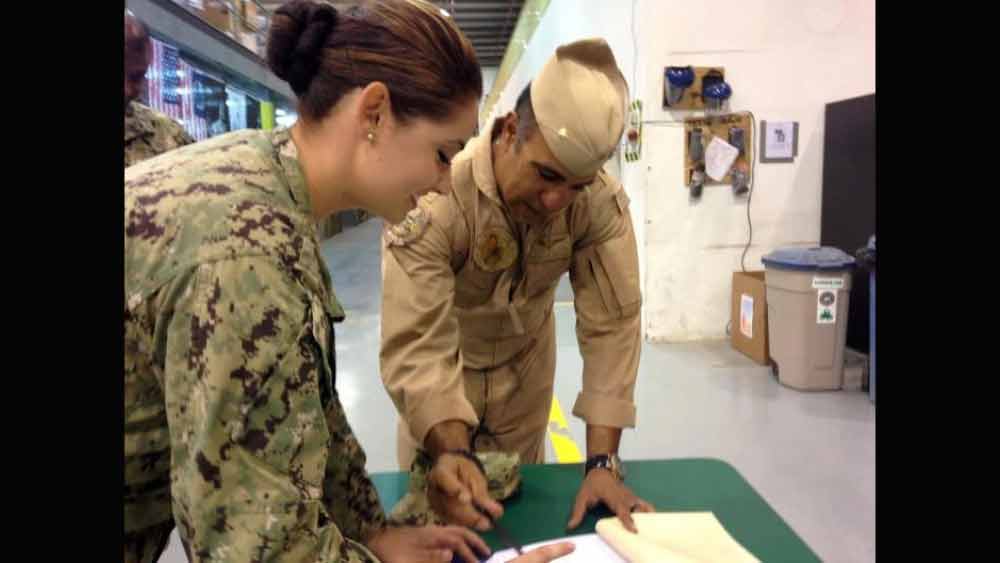 ২০১৫ সালের অক্টোবর থেকে লিন্ডসের হঠাৎই পেটে এবং পিঠে ব্যথা হতে শুরু করে। তখন তিনি নৌবাহিনীতে কাজ করতেন।