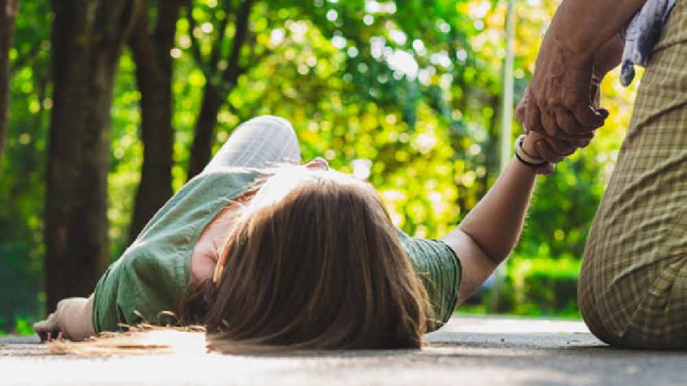 ২০১৮ সালের মে মাস থেকে তাঁর শরীর আরও খারাপ হতে শুরু করে। এর পরই তিনি নৌবাহিনী থেকে অবসর নেন। চিকিৎসকেরা তাঁর শারীরিক অবস্থার অবনতি হওয়ার কারণ কিছুতেই খুঁজে পাচ্ছিলেন না। এই কারণে তাঁকে ঠিকমতো ওষুধও দিতে পারছিলেন না চিকিৎসকেরা।