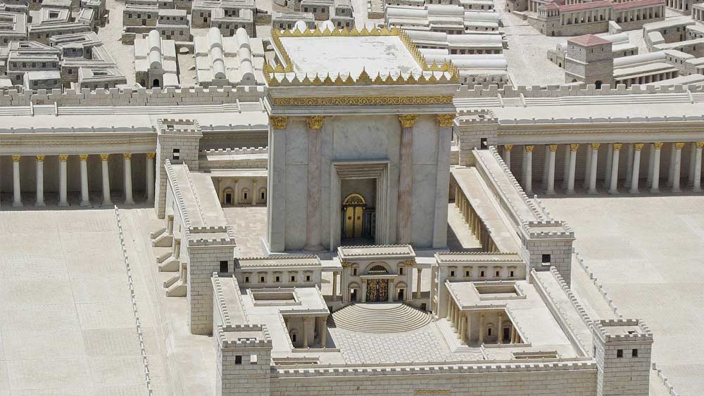 জেরুসালেমে এক মন্দিরে চলছে বিরাট অনুষ্ঠান। খাওয়াদাওয়ার আয়োজনও তাক লাগানোর মতো। মন্দিরের দরজার সামনে দাঁড়িয়ে রয়েছে এক রক্ষী। কোথাও যেন কোনও গন্ডগোল না হয়, সে দিকে কড়া নজর রখছিলেন তিনি। কিন্তু তাঁর কারণেই লেগে গেল ভয়াবহ সংঘর্ষ।