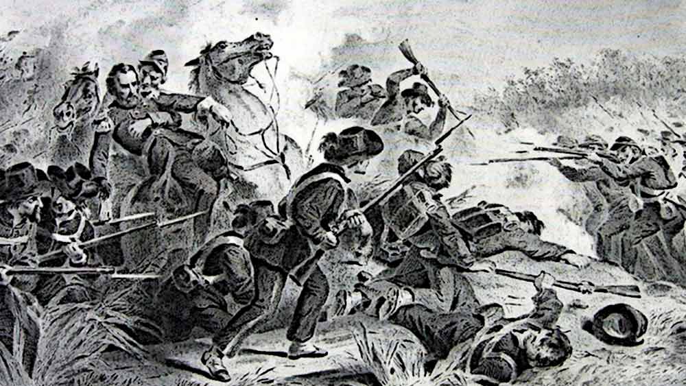 দু’পক্ষের মধ্যে শুরু হয় রক্তক্ষয়ী সংঘর্ষ। প্রাণ বাঁচাতে অনেকে পালাতে শুরু করেন।