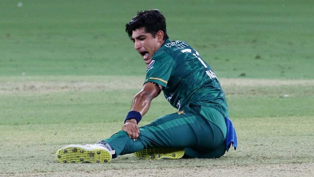 অভিষেকেই বল হাতে সফল, তা-ও কাঁদতে কাঁদতে মাঠ ছাড়লেন পাক ক্রিকেটার