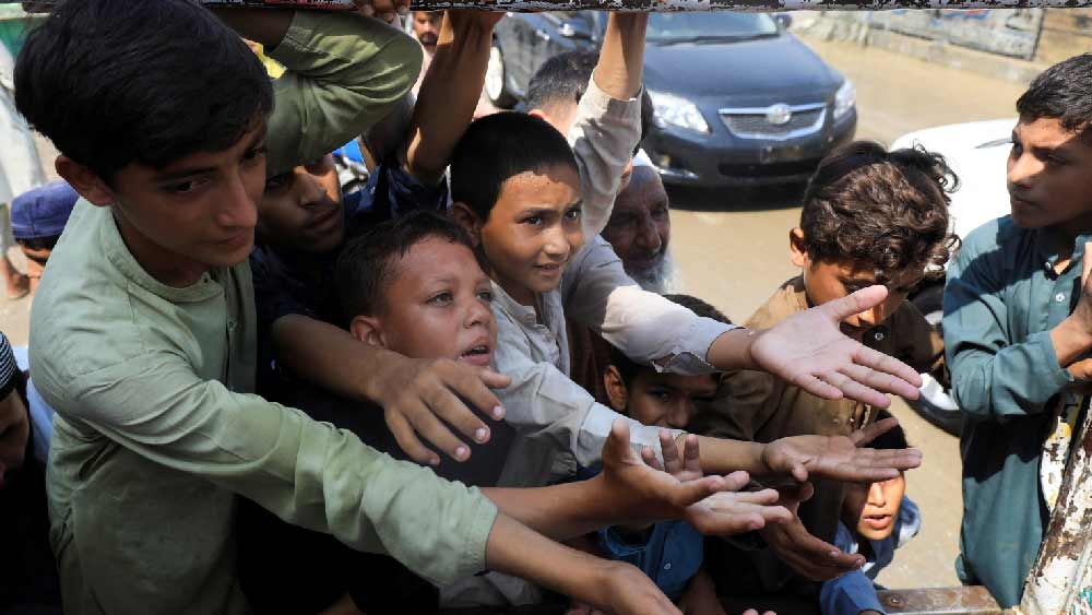 পাকিস্তানের বন্যাকে ‘প্রবল সঙ্কট’ আখ্যা দিয়ে গুতেরেসের মন্তব্য, ‘‘দুর্ভোগে ডুবে রয়েছে প্লাবিত পাকিস্তান। পাকিস্তানিরা স্টেরয়েডযুক্ত বর্ষার মুখে পড়েছেন। বৃষ্টি এবং বন্যার অবিরাম প্রভাব চলছে।’’ পাকিস্তানের জন্য বিশ্বের দরবারে ১৬ কোটি ডলারের অর্থসাহায্যের আবেদনও করেছেন তিনি।