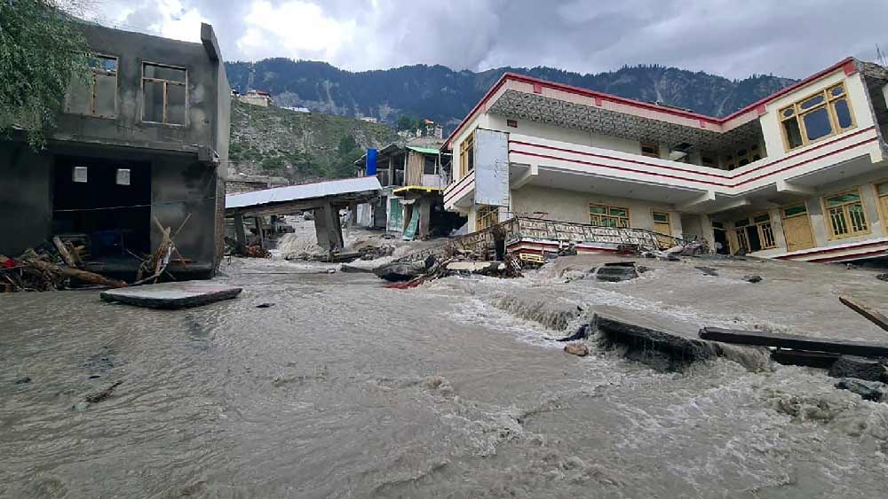 জলবায়ু পরিবর্তনের প্রভাবই যে পাকিস্তানের বন্যার পিছনে অনেকাংশে দায়ী, তা মনে করছে রাষ্ট্রপুঞ্জ তথা পাক প্রশাসন। সঙ্কট মেটাতে আন্তর্জাতিক সাহায্যের আর্জি জানিয়েছেন সে দেশের প্রধানমন্ত্রী শাহবাজ শরিফ। সরকারি পরিসংখ্যান অনুযায়ী, এখনও পর্যন্ত তিন কোটি ৩০ লক্ষ বাসিন্দা বন্যায় ক্ষতিগ্রস্ত হয়েছেন।