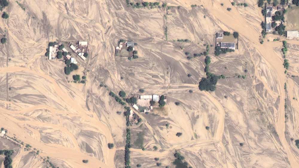 পাক পঞ্জাবের রোজহান শহরের একটি উপগ্রহ চিত্রে দেখা গিয়েছে, বন্যার জেরে প্রায় গোটা শহর জলকাদার তলায় চলে গিয়েছে। মার্চের শেষ দিকে উপগ্রহ মানচিত্রে শহরের যে সব জায়গায় ঘরবাড়ি, গাছপালা মাথা উঁচু করে দাঁড়িয়ে থাকতে দেখা গিয়েছিল, বন্যায় আজ তা প্রায় নিশ্চিহ্ন।