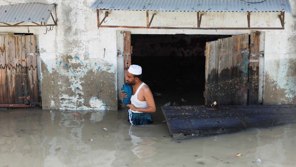 বন্যাকবলিত এলাকা থেকে বহু বাসিন্দার আশ্রয় হয়েছে পাকিস্তানের দক্ষিণ এবং পশ্চিম প্রান্তের জাতীয় সড়ক ও রেললাইনে। 