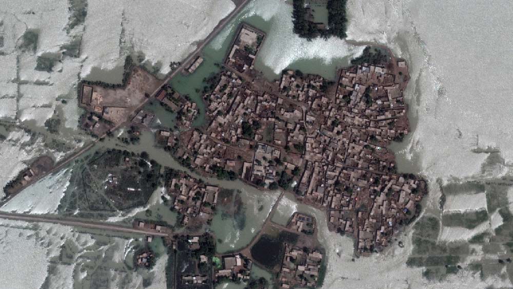 সাদিয়া আরও বলেন, ‘‘এই মুহূর্তে আমাদের আশ্রয়ের প্রয়োজন। তাঁবু, ফার্স্ট এড আর কিছু খাবার দরকার। রান্না করব কী ভাবে? খাওয়ার জন্য পরিষ্কার জলই তো নেই!’’