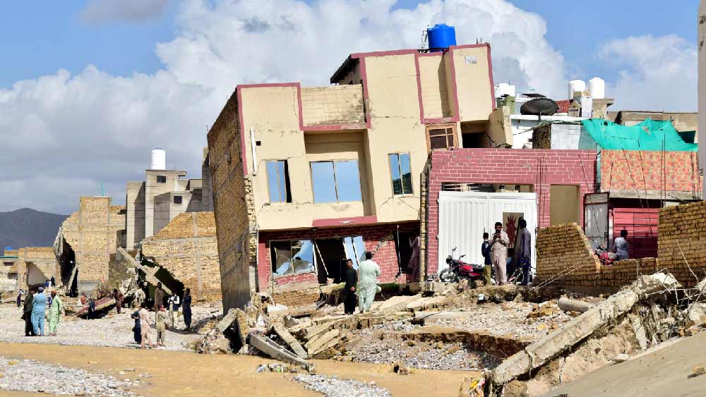 খড়কুটোর মতো ভেসে যাওয়া বাসিন্দাদের অনেকের কাছে অধরা হয়ে গিয়েছে নিত্যদিনের জিনিসপত্র। সংবাদ সংস্থা এএফপি-কে লাহৌরের বাসিন্দা জুবেদা বিবি বলেন, ‘‘বন্যার জন্য জিনিসপত্রের দাম এতটাই চড়া যে আমাদের কিছুই কেনার ক্ষমতা নেই।’’