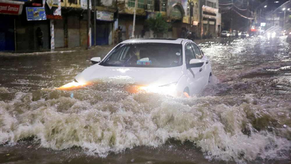 পাকিস্তানের পরিকল্পনা মন্ত্রকের দাবি, সব মিলিয়ে এখনও পর্যন্ত বন্যায় ক্ষয়ক্ষতির পরিমাণ অন্তত হাজার কোটি ডলার। 