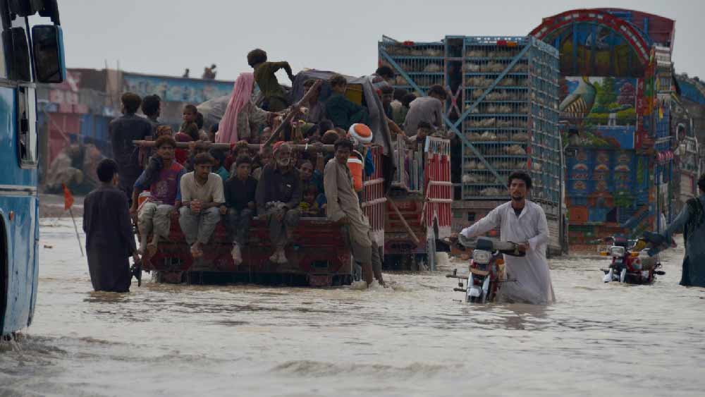 পাকিস্তানকে সাহায্যের প্রতিশ্রুতি দিয়েছেন প্রধানমন্ত্রী নরেন্দ্র মোদীও। বন্যায় ক্ষতিগ্রস্তদের পরিবারদের প্রতি সমবেদনা জানিয়ে মোদীর টুইট, ‘পাকিস্তানে বন্যায় এই ধ্বংসলীলা দেখে অত্যন্ত ব্যথিত। হতাহতদের পরিবার, আহত এবং এই প্রাকৃতিক দুর্যোগে ক্ষতিগ্রস্ত সকলের প্রতি আন্তরিক সমবেদনা জানাই এবং স্বাভাবিক অবস্থা দ্রুত পুনরুদ্ধারের আশা করি।’