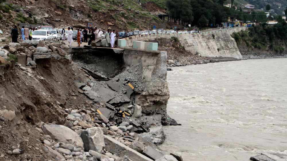 বন্যায় সবচেয়ে ক্ষতিগ্রস্ত হয়েছে খাইবারপাখতুনখোয়ার পাহাড়ি অঞ্চল, সিন্ধু এবং বালুচিস্তান প্রদেশ। উত্তরাঞ্চলের সোয়াট উপত্যকার গ্রামগুলি থেকে বাসিন্দাদের নিরাপদ আশ্রয়ে সরিয়ে নিয়ে যাওয়ার নির্দেশ দিয়েছে প্রশাসন। তবে ওই গ্রামে উদ্ধারকাজ চালাতে গিয়ে বিপাকে পড়েছে উদ্ধারকারী দল। সংযোগরক্ষাকারী সমস্ত সেতু, রাস্তা জলে ভাসছে। হেলিকপ্টারের সাহায্যে উদ্ধারকাজও অনেকাংশে ব্যাহত হচ্ছে।