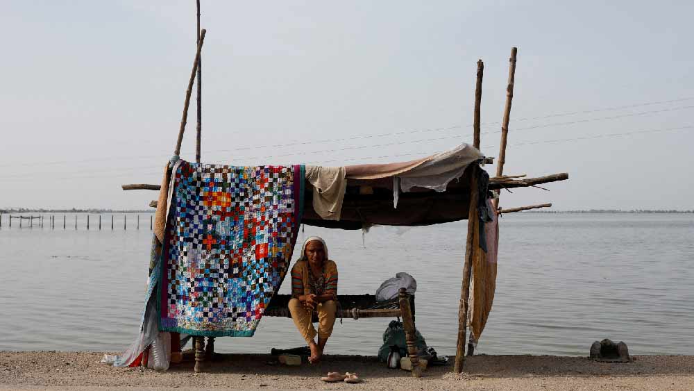 রবিবার হেলিকপ্টারের মাধ্যমে ক্ষতিগ্রস্ত এলাকা পরিদর্শন করেন পাক প্রধানমন্ত্রী। তিনি বলেন, ‘‘গ্রামের পর গ্রাম বন্যার জলে ভেসে গিয়েছে। ভেঙে গিয়েছে লাখ লাখ মানুষের ঘরবাড়ি।’’ এরই মধ্যে সে দেশে পৌঁছেছে সংযুক্ত আরব আমিরশাহি এবং তুরস্কের সাহায্য। ওষুধ, তাঁবু পাঠিয়েছে ওই দু’দেশ। অন্য দিকে, ভারত সরকারের মতোই সাহায্যের প্রতিশ্রুতি দিয়েছে আমেরিকা এবং ব্রিটেন। আপাতত সে সাহায্যের আশায় পাকিস্তান।