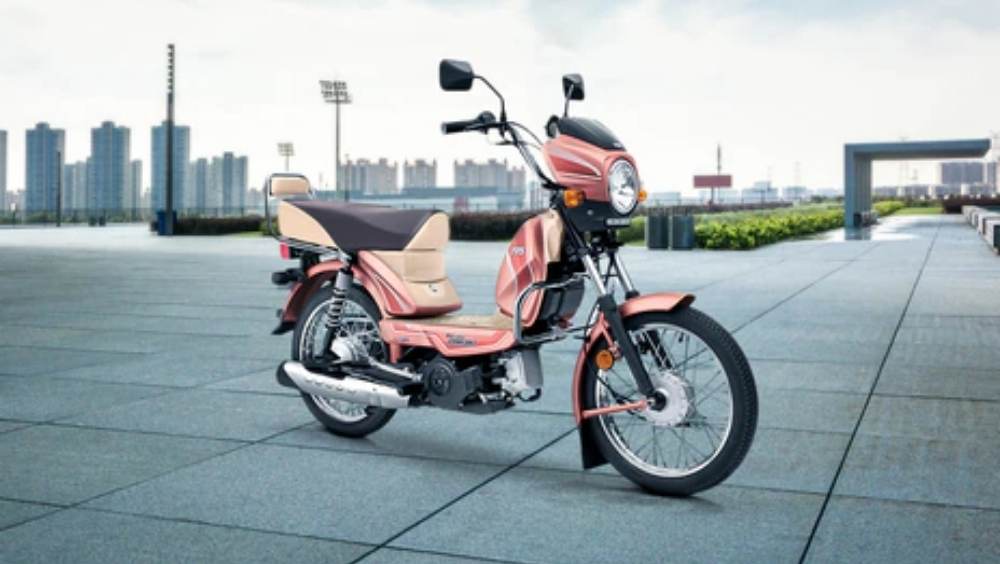 টিভিএস এক্সএল কমফোর্ট: মাইলেজ ৬১ কিমি প্রতি লিটার। মাত্র ৮০ কেজি ওজনের এই বাইকটির দেখভাল করাও খুব সহজ। মালপত্র রাখার জন্য বেশ খানিকটা জায়গাও রয়েছে এই বাইকে।