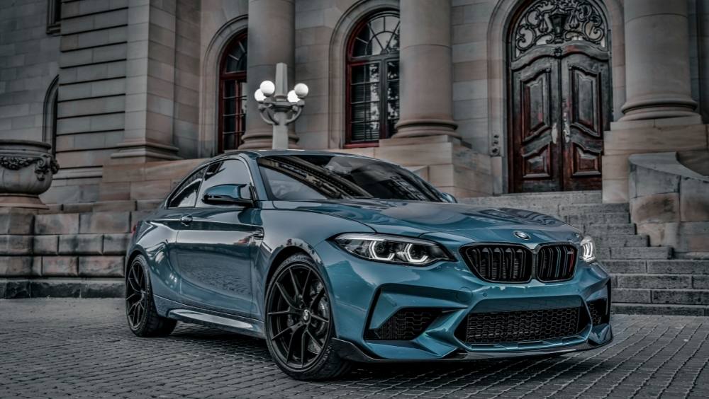 প্রথম সারির নামীদামি গাড়ি প্রস্তুতকারী সংস্থাগুলি ইলেকট্রিক ও হাইব্রিড গাড়ি তৈরির দিকে বেশি করে ঝুঁকছে এই মুহূর্তে। গত কয়েক বছর ধরেই ইলেকট্রিক ও হাইব্রিড গাড়িগুলি জনপ্রিয়তার নিরিখে শীর্ষ স্থানে উঠে এসেছে ধীরে ধীরে। মানুষের চাহিদা পূরণ করতে উন্নত ও পরিমার্জিত প্রযুক্তি তৈরি হচ্ছে, যাতে কম চার্জ দিয়েও বেশি সময় ব্যবহার করা যায় বৈদ্যুতিক গাড়ি। 