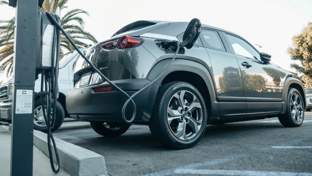 রোজকার যাতায়াত হোক বা সপ্তাহান্তের সফর, নিজস্ব চার চাকা ছাড়া সহজ নয় কিছুই। কিন্তু পেট্রল-ডিজেলের দামে রকেটগতি মানুষের দৈনন্দিন এই অভ্যাসকে পাল্টে দিতে চাইছে। আর তাই পাল্লা দিয়ে বাড়ছে বৈদ্যুতিক  গাড়ির চাহিদাও।