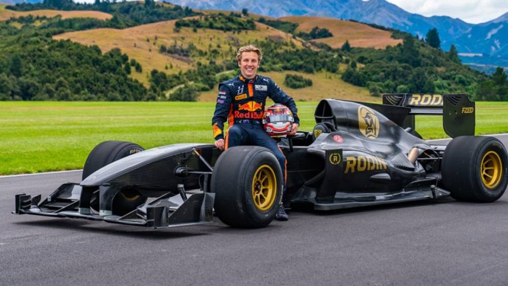 রডিন কার সংস্থা এই গাড়ির ২৭ টি ইউনিট উৎপাদন করার সিদ্ধান্ত নিয়েছে। যার প্রথম ইউনিট বাজারে আসতে চলেছে খুব শীঘ্রই। জেনে নিন কবে? 