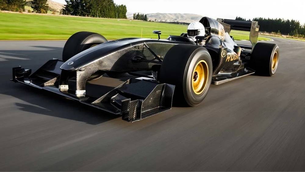 স্পোর্টস কার মানেই গতির ঝলক। এই গাড়ির ক্ষেত্রেও তাই। অটোব্লগারদের মতে ডিজাইন ও গতিতে যেকোনও গাড়িকেই অনায়াসেই টেক্কা দিতে পারে এই গাড়ি। 