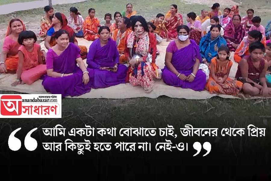 বালিকাবেলা বাঁচাতে নারী সেজে পথে বেরোন হুগলির ‘হেডস্যার’, নিজের হাতে সাজিয়ে দেন স্ত্রী