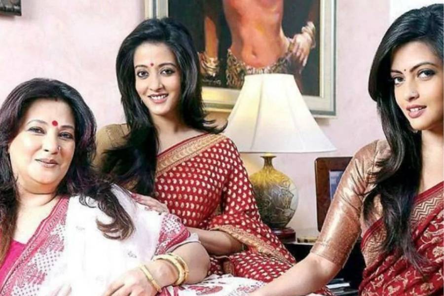 শাড়ি পরে মায়ের সঙ্গে রিয়া ও রাইমা 