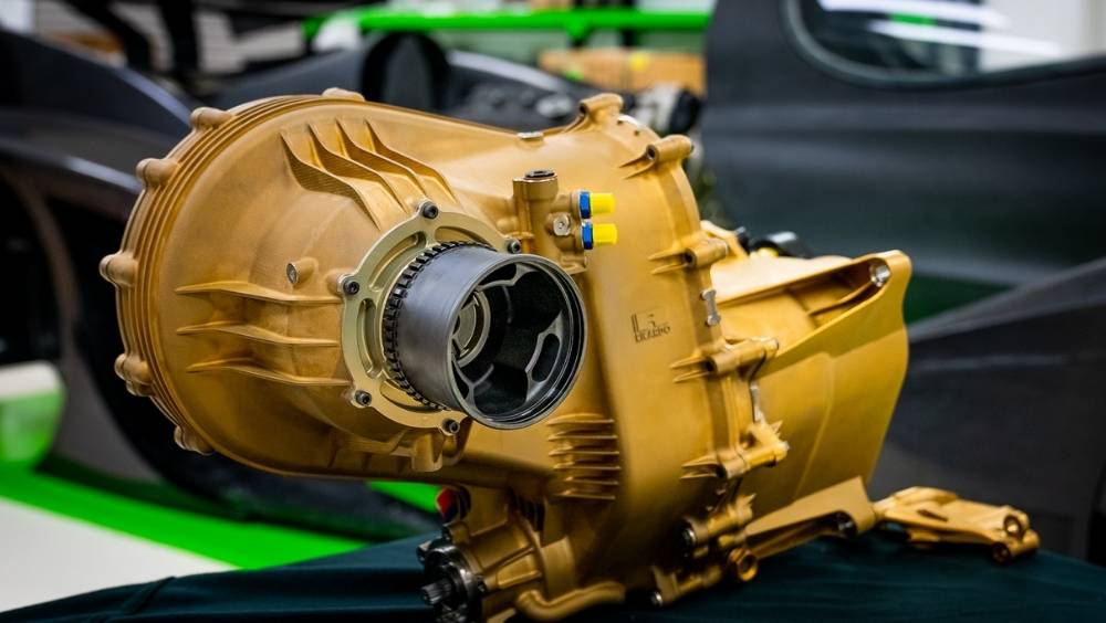 এই গাড়িতে রয়েছে অত্যন্ত শক্তিশালী অথচ হালকা ও কমপ্যাক্ট ইঞ্জিন। ওজন মাত্র ১৩২ কেজি। রয়েছে ৪.০ লিটার টুইন – টার্বোচার্জড ভি ১০ ইঞ্জিন।