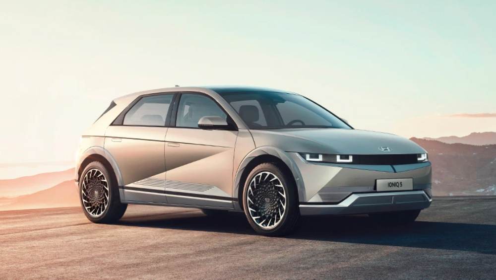 হুন্ডাই আইনিক ফাইভ: দেখতে আকর্ষণীয়। উন্নত সাউন্ড সিস্টেম, বড় ডিসপ্লে, এডিএএস , কানেক্টেড টেকনোলজি ইত্যাদি অনেক কিছুই এই গাড়িতে থাকবে বলে অনুমান করা হচ্ছে। গাড়িটির দামও ৫০-৬০ লাখের কাছাকাছি হতে পারে। এই গাড়িটি রয়েছে দু’টি ভ্যারিয়েন্টের। একটিতে থাকছে, ৫৮ কিলোওয়াট যুক্ত ব্যাটারি যা প্রতি ঘণ্টায় ৩৮৪ কিলোমিটার গতি তুলতে পারবে এবং আরেকটিতে রয়েছে ৭২.৬ কিলোওয়াট ব্যাটারি যা প্রতি ঘণ্টায় গতি তুলতে পারে ৪৮১। 