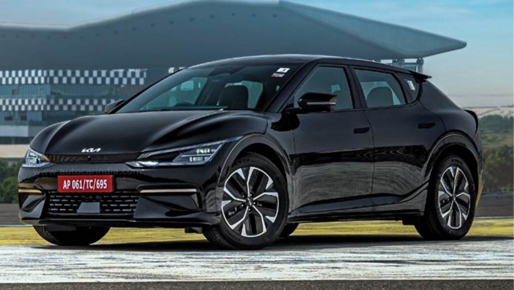 কিয়া ইভি সিক্স: এই গাড়িটিও হুন্ডাই আইনিক—এর মতোই উন্নত সুবিধা সম্পন্ন গাড়ি। দামও সাধ্যের মধ্যে। কিয়া পরিবারের অন্যান্য গাড়ির মতোই এটিও দেখতে বেশ আকর্ষণীয়।