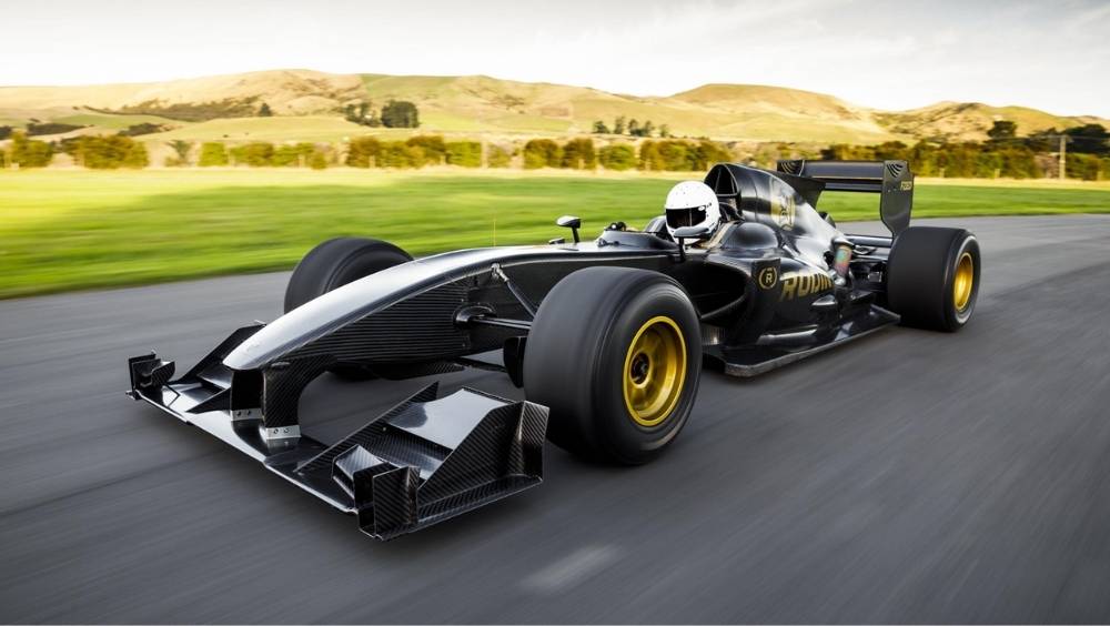 কোম্পানির মতে বর্তমানে এই গাড়ি জিপি এফ১ রেসিং কারের থেকে বেশি গতিতে চলতে পারে। এই গাড়ির সর্বোচ্চ গতি ৩৬০ কিমি প্রতি ঘণ্টা। 