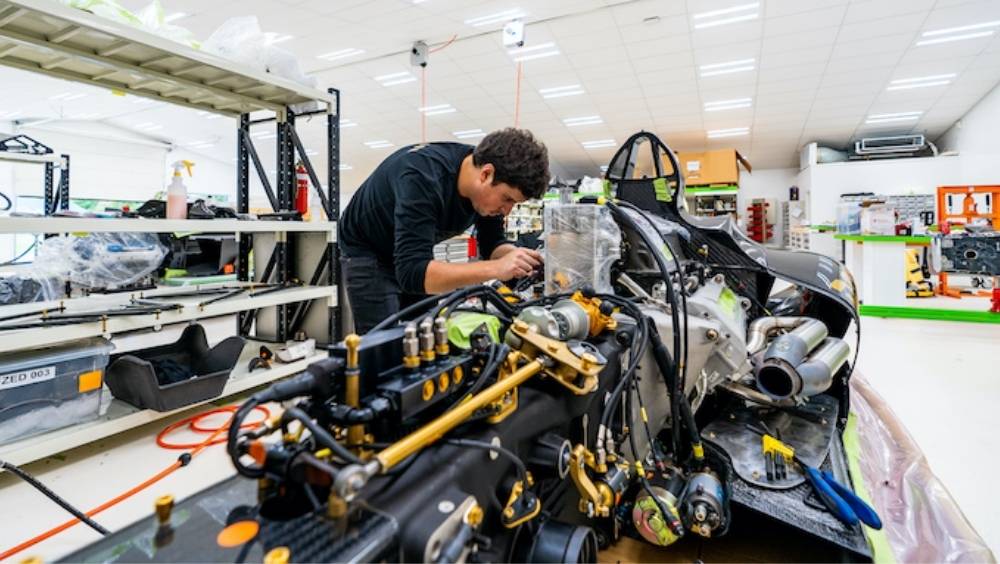 এই গাড়ির ৪.০ লিটার ইঞ্জিন  ১১৫৯ এইচপি ও ১০২৬ এনএম এর পক টর্ক উৎপন্ন করে। এ ছাড়াও গাড়িতে রয়েছে একটি অধিক বৈদ্যুতিক ইঞ্জিন যা এর পাওয়ারকে পৌছে দিতে পারে ১০,০০০ আরপিএম পর্যন্ত। 