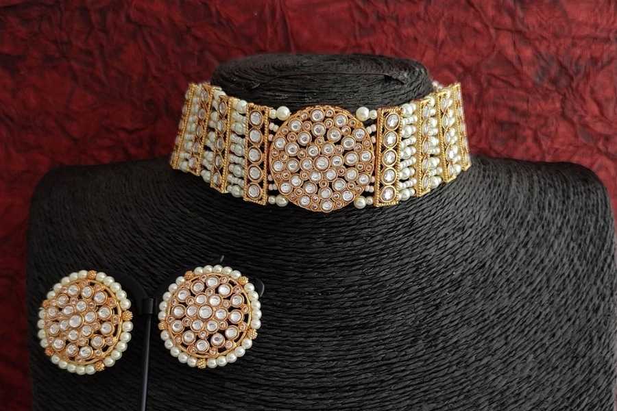 জর্জেটের সঙ্গে— এই ধরনের শাড়ির সঙ্গে পরতে পারেন হোয়াইট ইমিটেশন গোল্ডের কুন্দন সেট, স্টোনের কাজ করা গয়না কিংবা আমেরিকান ডায়মন্ডের গয়নার সেট।