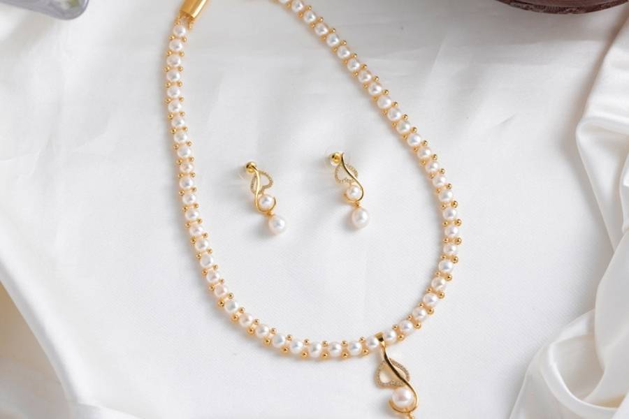 শিফন ও হাল্কা রঙের শাড়ির সঙ্গে— হাল্কা রঙের শিফন যদি আপনার পছন্দের হয়, তার সঙ্গে ম্যাচ করতে পারেন মুক্তোর গয়না অথবা বিডসের গয়না যা আপনার সাজকে করে তুলবে আরও মোহময়ী।