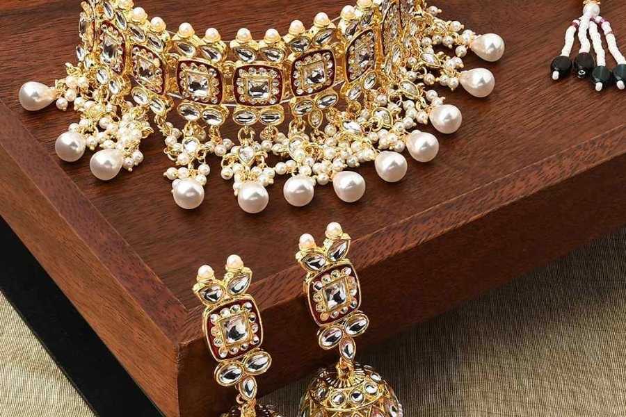 অরগ্য়াঞ্জা শাড়ির সঙ্গে— অরগ্য়াঞ্জা শাড়ির জনপ্রিয়তা এখন তুঙ্গে। প্রিন্টেড বা সুতোর কাজ করা অরগাঞ্জা শড়ির সঙ্গে পরতে পারেন সোনালি চোকার ও ঝুমকোর সেট। 