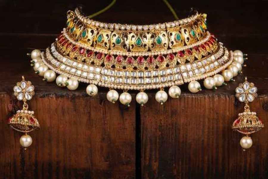 ফ্যান্সি শাড়ির সাথে- ভারী নেটের কিংবা ফ্যান্সি চুমকি বা পাথরের শাড়ির ভীষণ জনপ্রিয়তা চলছে এখন। পুজোর সময় যেকোনও দিন প্রধান আকর্ষণ হয়ে উঠতে এর সাথেই বেছে নিন সোনালি বা রুপোলি ভারী গয়নার সেট, কুন্দনের সেট, আমেরিকান ডায়মন্ড এবং পাথরের কাজ করা বিভিন্ন ভারী গয়নার সেট।