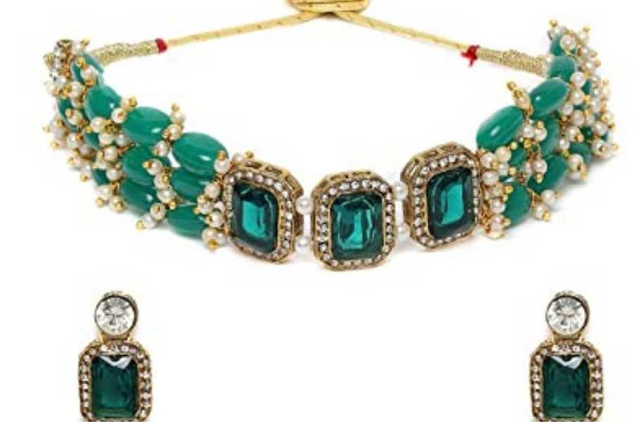 চিকনকারি শাড়ির সঙ্গে— চিকনকারি শাড়িও এখন খুব উঠেছে। এই ধরনের সুতোর শাড়ির সঙ্গে আপনি সাজতে পারেন আপনার কালেকশনের সুন্দর কোনও পাথরের গয়না দিয়ে। 